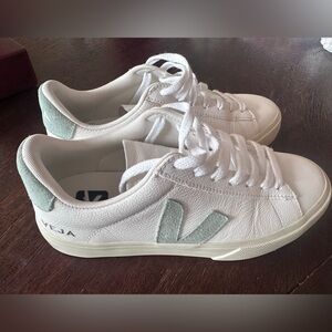 Veja Women's Cream and Mint Sneakers